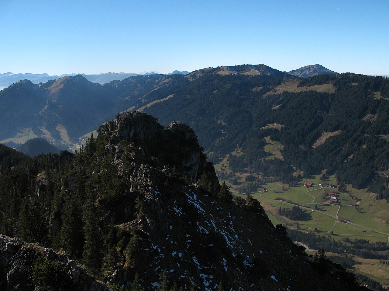 Blick vom Sorgschrofen (1634 m) auf den Nebengipfel Zinken (1613 m)