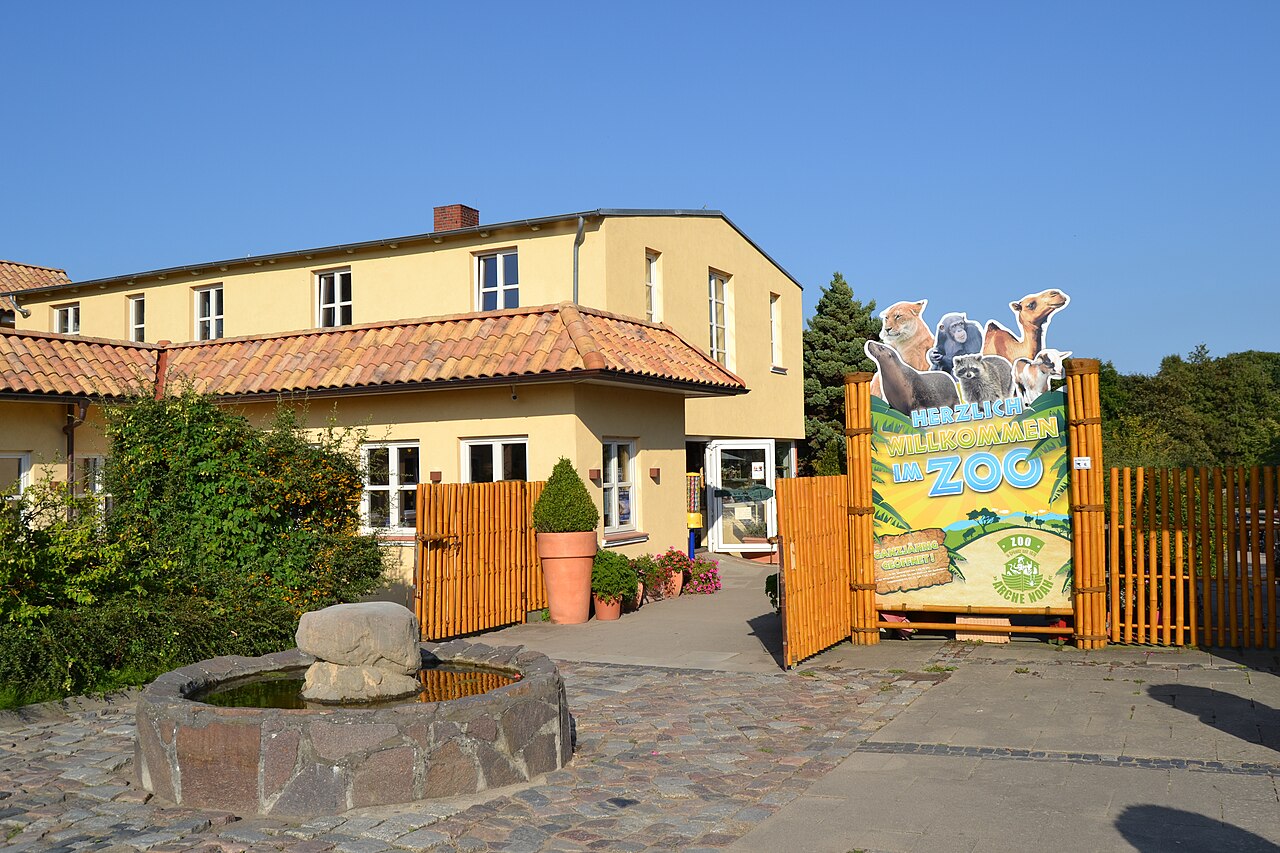Eingang zum Zoo Arche Noah Grömitz, Mühlenstraße 32