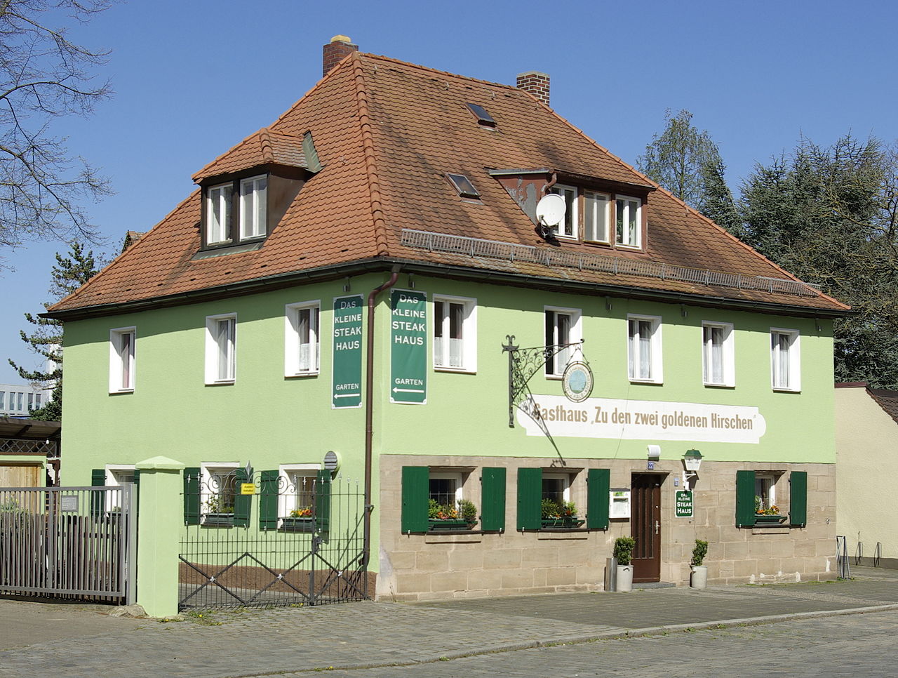 Gasthaus „Zu den zwei goldenen Hirschen“, Äußere Bucher Straße 27, im Nürnberger Stadtteil Thon
