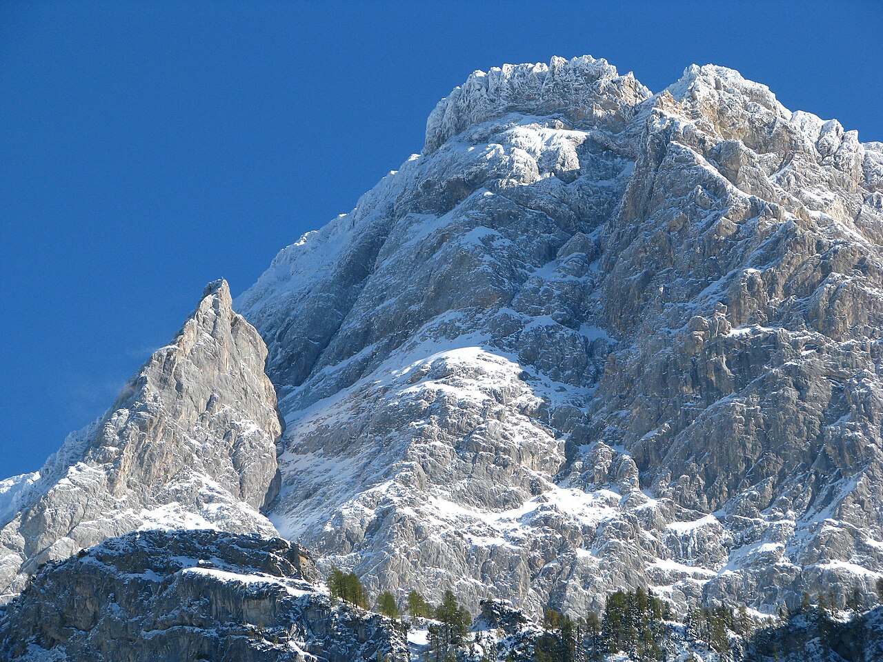 Das Zugspitzeck (Wettersteingebirge, 2818 m) mit imposantem Nordwestpfeiler von Nordwesten aus gesehen