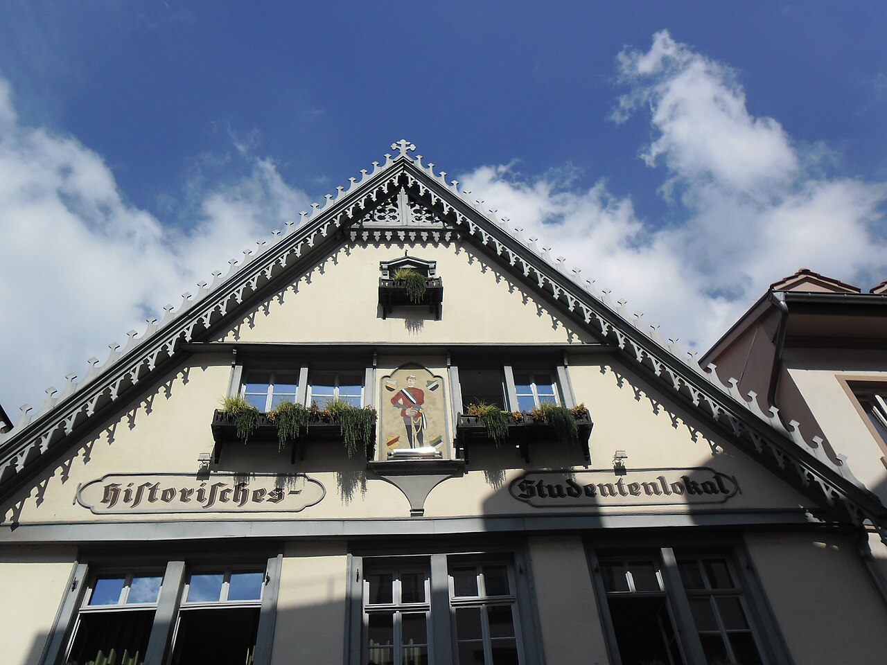 Particolare della facciata di uno storico locale per studenti della città universitaria di Heidelberg