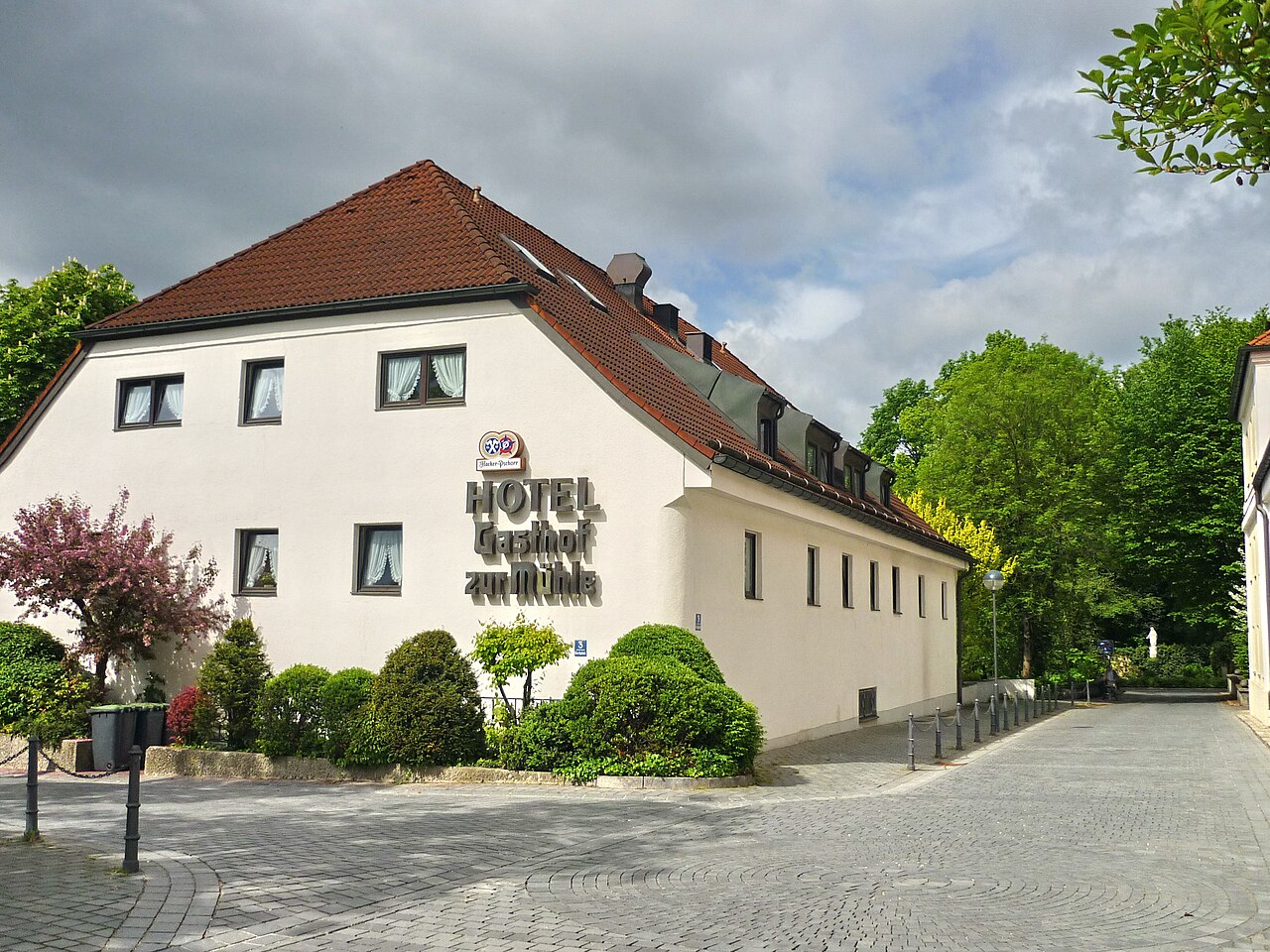 Ismaning, Hotel und Gasthof zur Mühle, Kirchplatz 3