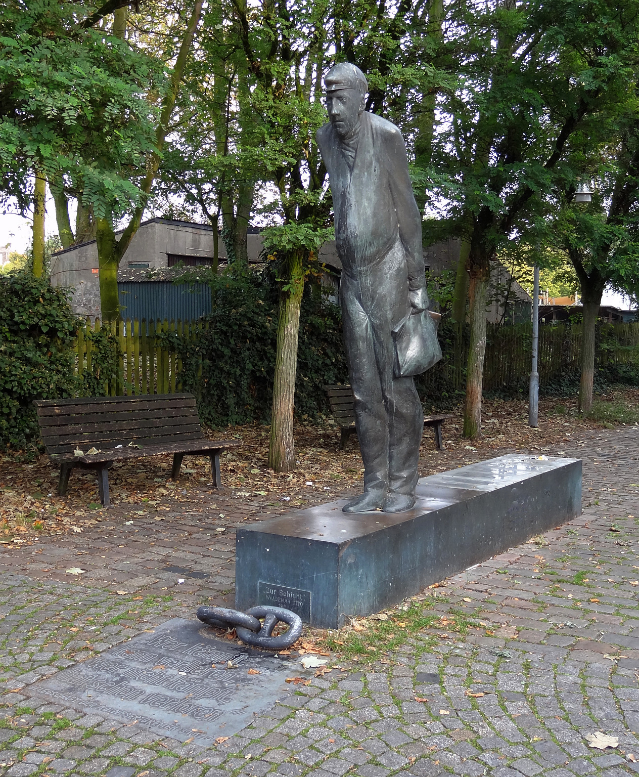 Skulptur "Zur Schicht" von Waldemar Otto nahe der Keuzung von Lindenhofstraße und Dockstraße in Bremen-Gröpelingen