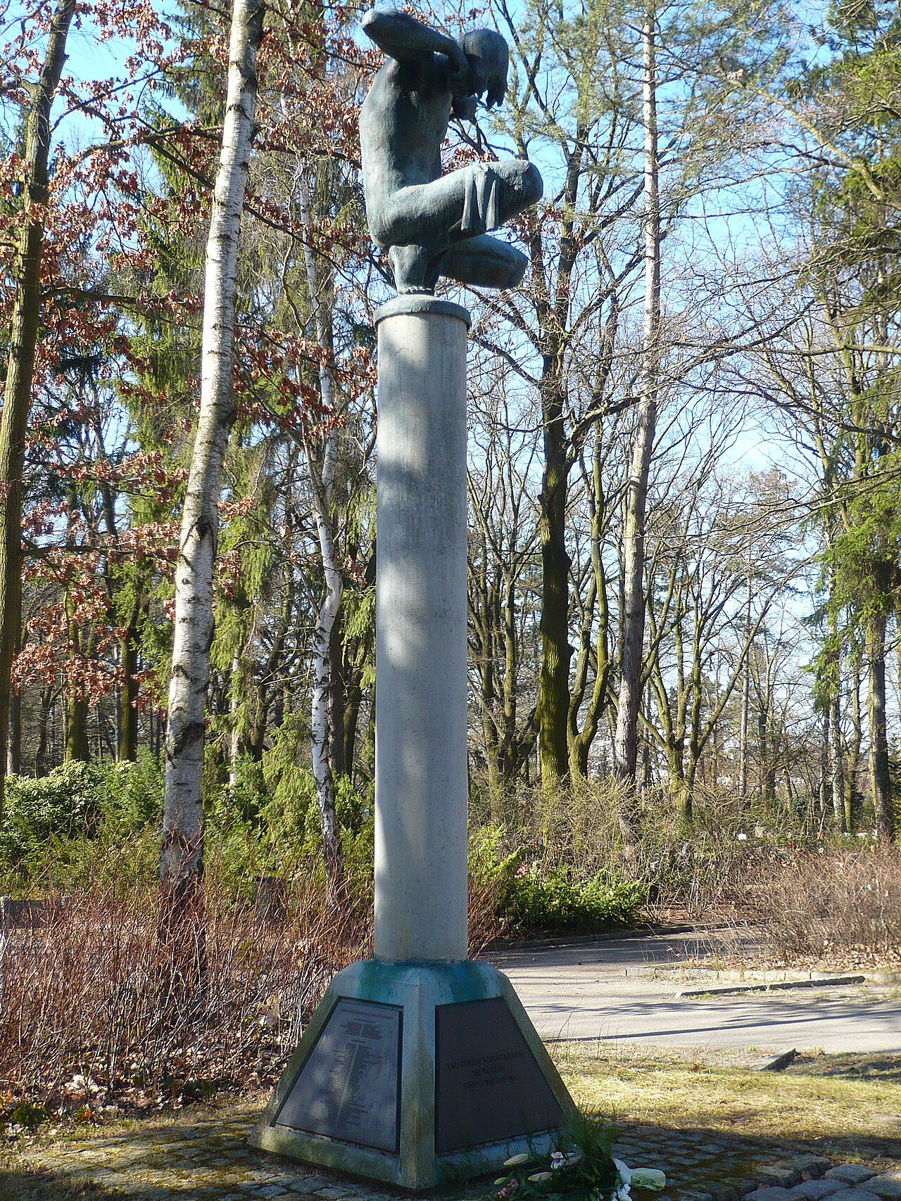 Ortsteil Marzahn: Parkfriedhof Wiesenburger Weg, Gräberfeld und Gedenkstele für die verstorbenen Zwangsarbeiter