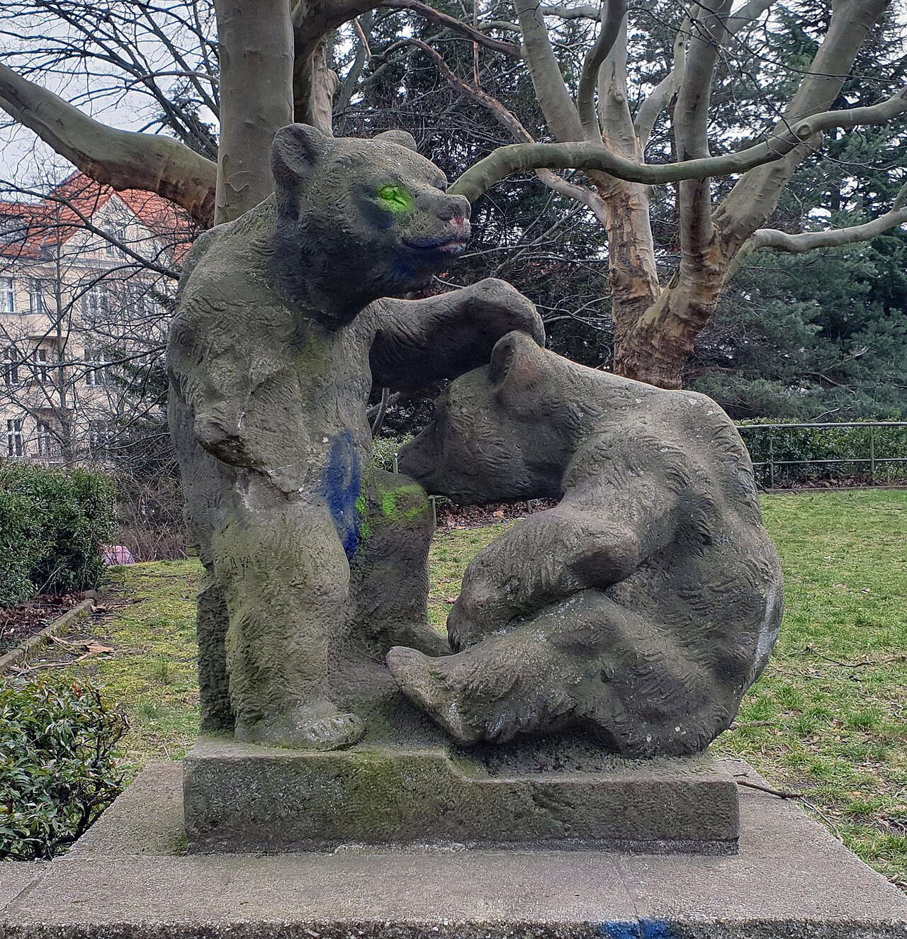Sculpture, " Zwei Bären-Gruppen " by Helmut Weiss , 1950, Stadtpark Lichtenberg, Berlin-Lichtenberg , Germany