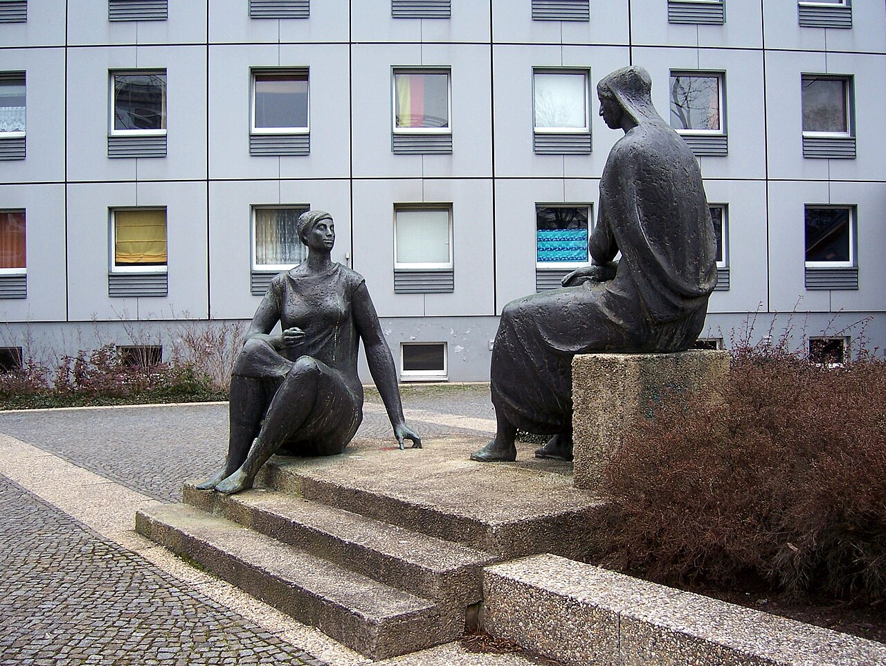Plastik Zwei Frauen von Wieland Förster vor den Studentenwohnheimen St