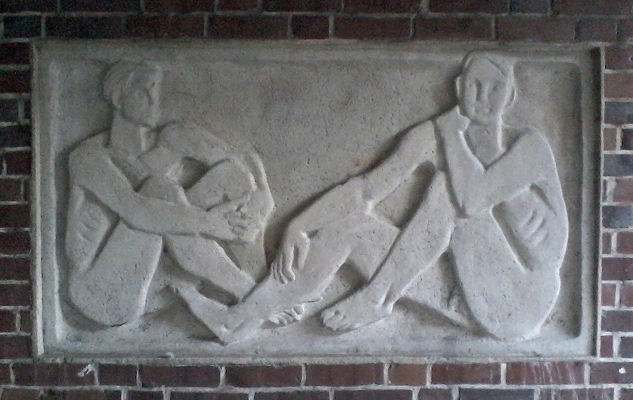 Relief "Zwei Jünglinge" (1952) in der Düppelstraße 27, Hamburg-Altona-Nord Curt Beckmann (1901-1970)