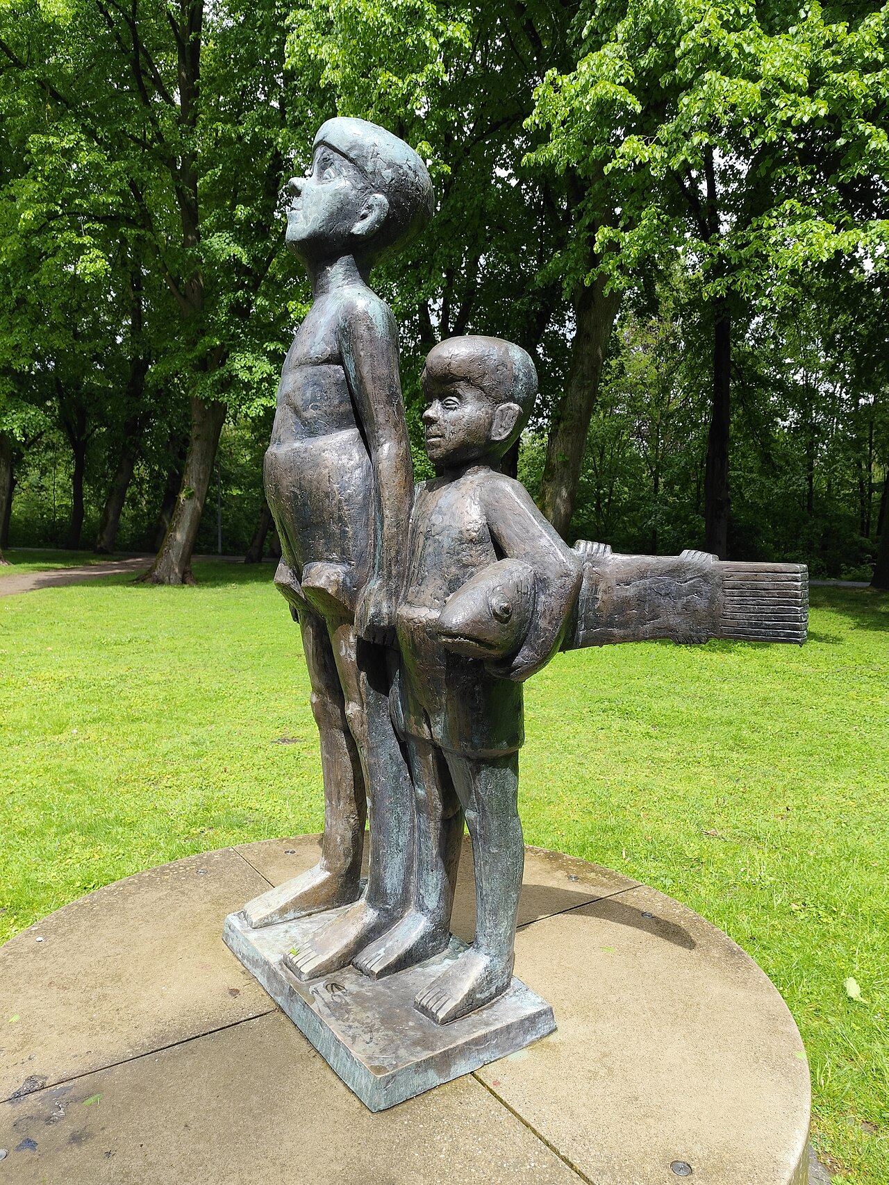 Skulptur "Zwei Jungen mit Fisch" im Berliner Park in Ahlen