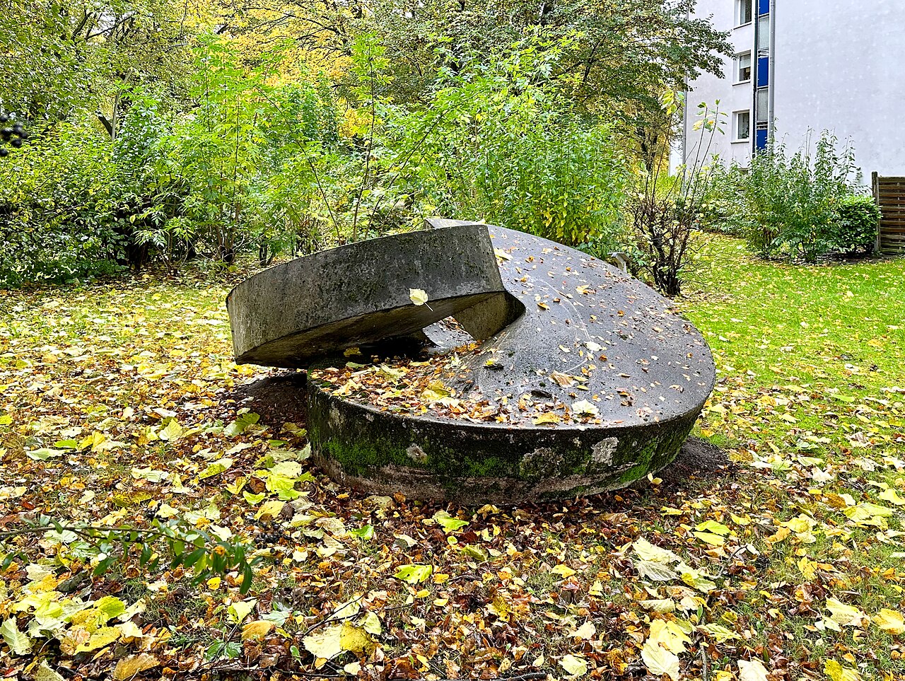 Betonskulptur "Zwei Kreisscheiben" von Peter Würtz (1941-1993), Spreestraße 1, Hamburg-Lurup