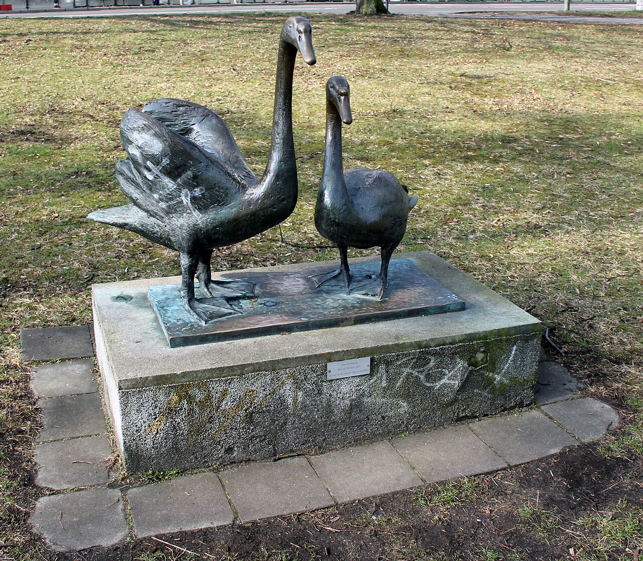 Sculpture, " Zwei Schwäne " by Werner Richter , 1967, Platz des 23