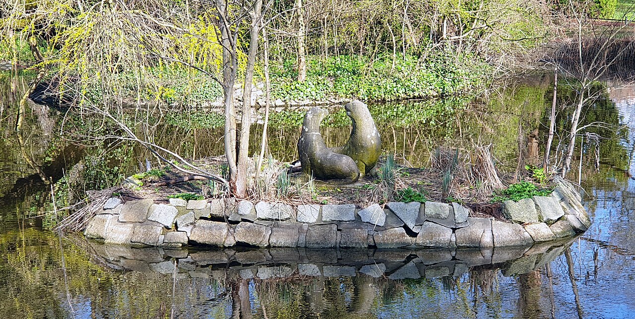 Sculpture, " Seehunde " by Rose-Maria Stiller , 1957, Stadtpark Steglitz, Berlin-Steglitz , Germany