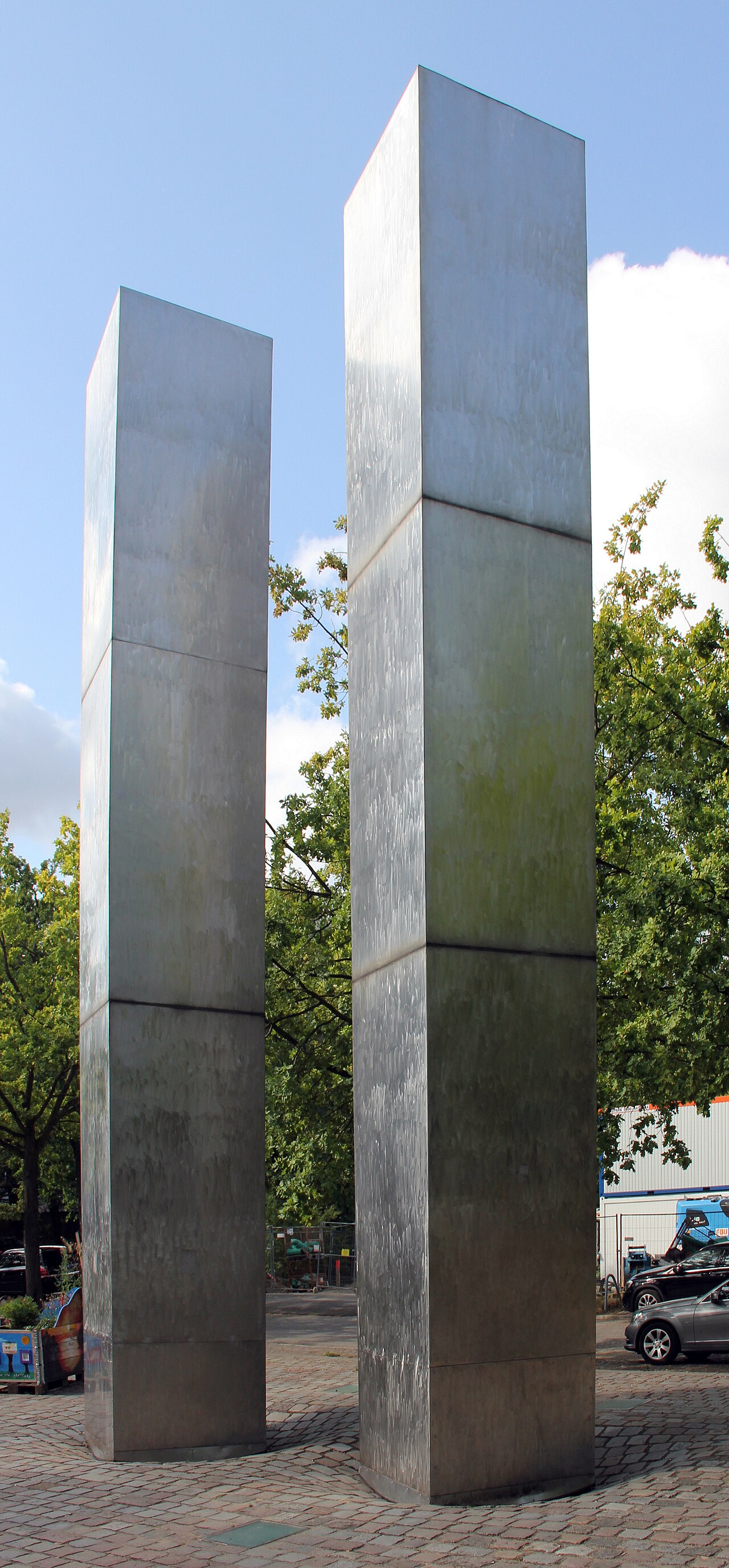 Sculpture, " Skulptur " by Henner Kuckuck , 1980, Takustraße 3, Berlin-Dahlem , Germany