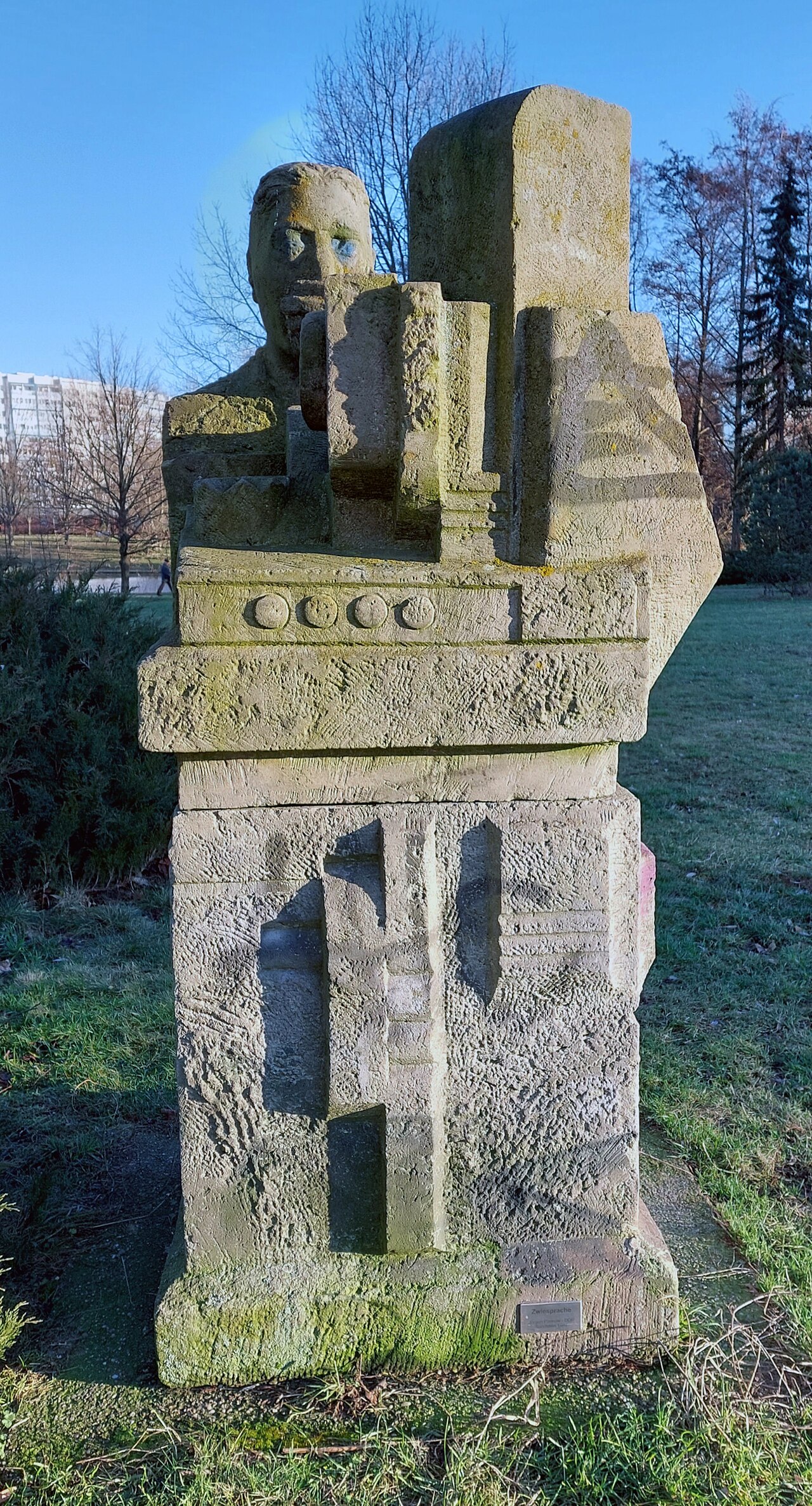Sculpture, " Zwiesprache " by Jürgen Pansow , 1987, Fennpfuhlpark, Berlin-Fennpfuhl , Germany