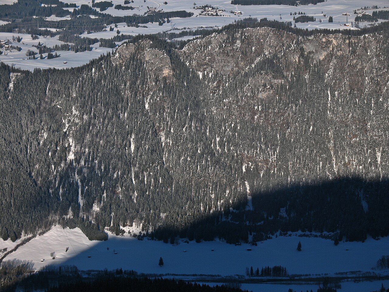 Blick vom Brentenjoch (2000 m) nach Norden über das Tal der Vils auf Einerkopf (1260 m) und Zwölferkopf (1287 m)